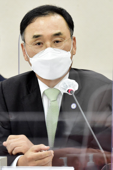 차정인 부산대 총장이 19일 국회에서 열린 국회 교육위원회의 국정감사에서 의원들의 질의에 답변하고 있다. 국회사진기자단=연합뉴스